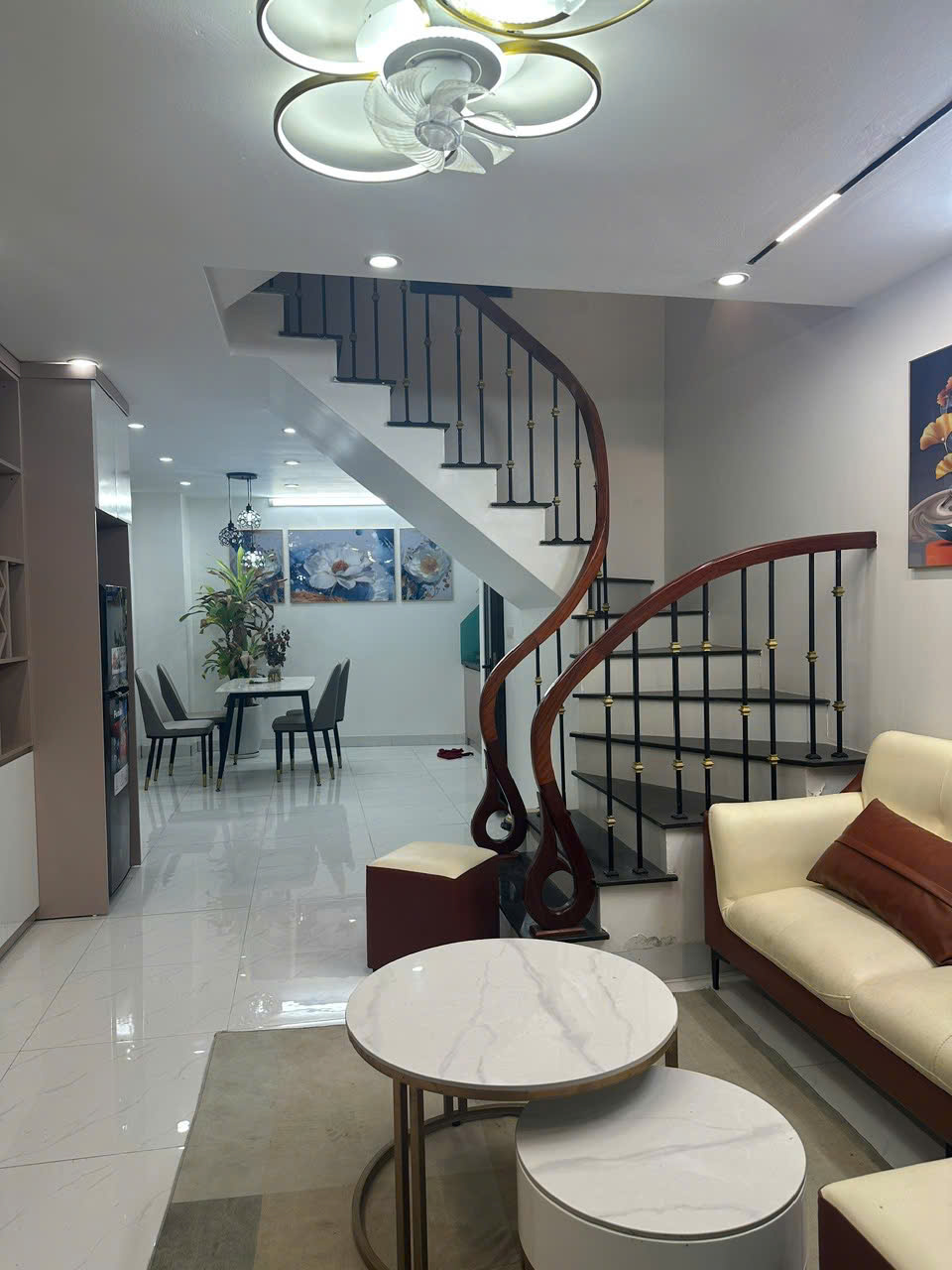 Cho thuê nhà Hoàng Hoa Thám 3 tầng x 44m2, 4 ngủ, 15 triệu ở hộ gia đình - Ảnh chính